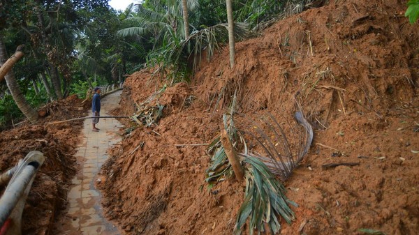 Akses Wisata Gunung Padang Tertimbun Longsor, Warga Bantu Bersihkan