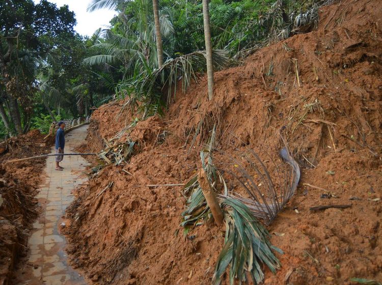 Akses Wisata Gunung Padang Tertimbun Longsor, Warga Bantu Bersihkan