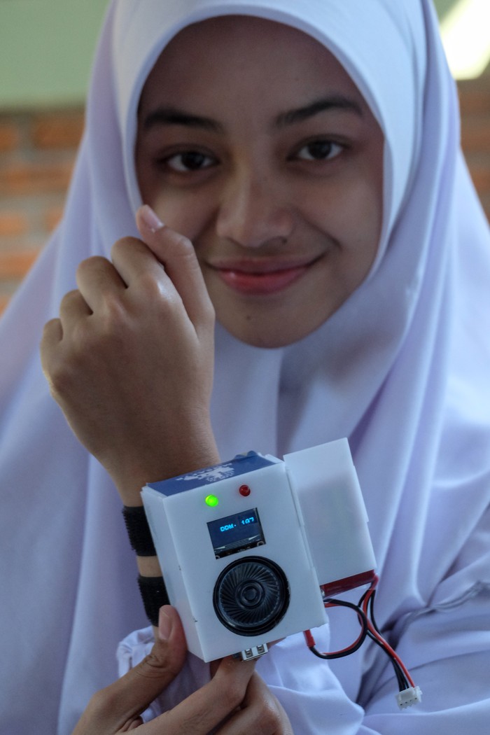 Siswa Madrasah Aliyah Negeri (MAN) 1 Solo Muyasaras Laila Wibowo (kiri) didampingi gurunya Prihantoro Eko Sulistyo (kanan) menunjukkan alat pendeteksi kelelahan pengendara hasil karyanya di Solo, Jawa Tengah, Kamis (20/7/2023). Alat yang dinamai Mosafyr (Monitoring Driver Fatigue for Motorist Safety) itu dilengkapi sensor denyut jantung yang diharapkan dapat membantu menurunkan resiko kecelakaan lalu lintas akibat kelelahan dalam berkendara. ANTARAFOTO/Maulana Surya/rwa.
