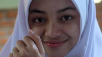 Siswa Madrasah Aliyah Negeri (MAN) 1 Solo, Muyasaras Laila Wibowo menunjukkan alat pendeteksi kelelahan pengendara hasil karyanya di sekolah setempat, Solo, Jawa Tengah, Kamis (20/7/2023).  