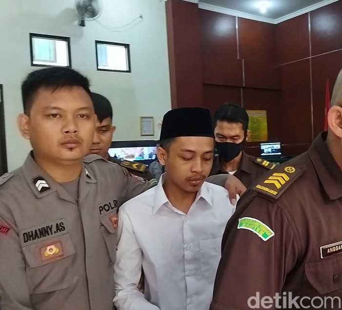 Alwi terdakwa kasus revenge porn di Pengadilan Negeri Pandeglang, Banten. (Aris Rivaldo/detikcom)
