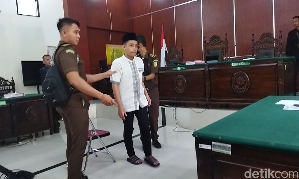 Alwi terdakwa kasus revenge porn di Pengadilan Negeri Pandeglang, Banten. (Aris Rivaldo/detikcom)