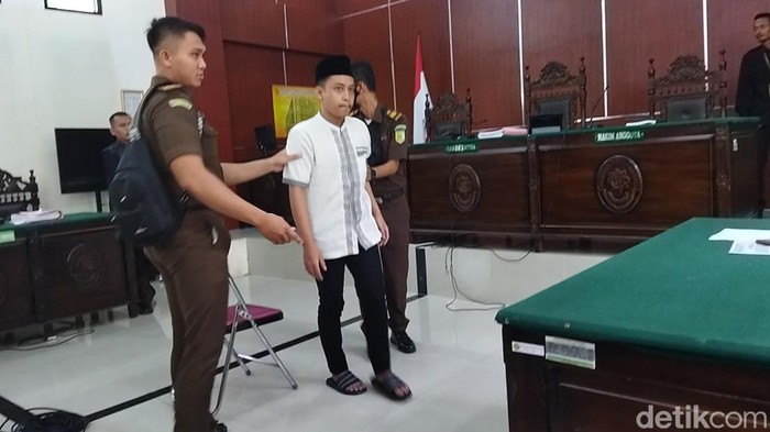 Alwi terdakwa kasus revenge porn di Pengadilan Negeri Pandeglang, Banten. (Aris Rivaldo/detikcom)