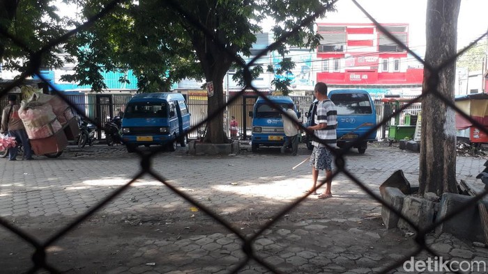 Sejumlah angkot ngetem di Pasar Kebonagung