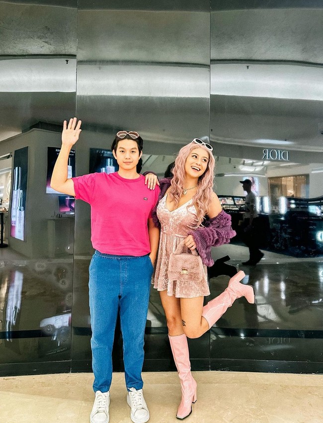 Karin Novilda tak kalah tampil maksimal. Influencer ini memakai mini dress beludru warna pink satin, jaket ruffle dan boots pink. Rambutnya pun dicat pink dan ditata keriting bergelombang. Karin atau yang dikenal dengan Awkarin tampak berpose dengan Jonathan Alden, peserta Masterchef Indonesia. Foto: Instagram