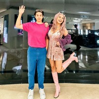 Karin Novilda tak kalah tampil maksimal. Influencer ini memakai mini dress beludru warna pink satin, jaket ruffle dan boots pink. Rambutnya pun dicat pink dan ditata keriting bergelombang. Karin atau yang dikenal dengan Awkarin tampak berpose dengan Jonathan Alden, peserta Masterchef Indonesia. Foto: Instagram