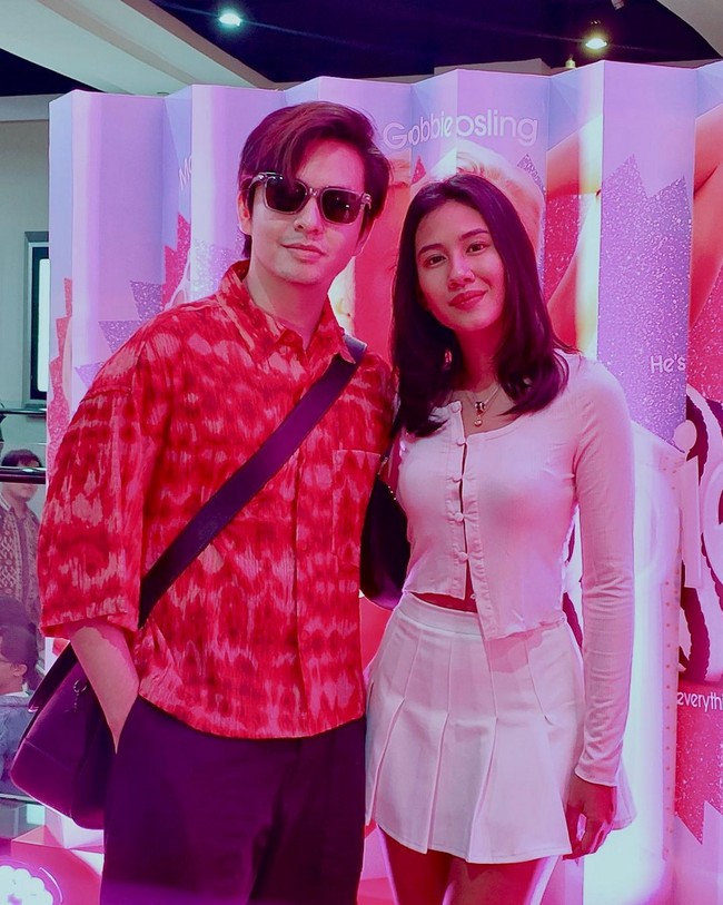 Shenina Cinnamon ditemani sang kekasih, aktor Angga Yunanda, jadi salah satu artis yang hadir di premier ‘Barbie’ pada Rabu (19/7/2023). Bintang film ‘Dear David’ ini tampil simpel dengan blouse dan rok mini berdetail lipit. Foto: Instagram