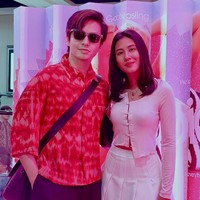 Shenina Cinnamon ditemani sang kekasih, aktor Angga Yunanda, jadi salah satu artis yang hadir di premier ‘Barbie’ pada Rabu (19/7/2023). Bintang film ‘Dear David’ ini tampil simpel dengan blouse dan rok mini berdetail lipit. Foto: Instagram