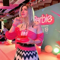 Pesinetron Barbie Kumalasari tampil total bak Barbie memakaiatasan off-shoulder pink, rok motif zig-zag dan ikat pinggang sebagai aksen. Ia mewarnai rambutnya dengan cat ashy grey. Foto: Instagram