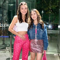 Caitlin Halderman memilih gaya minimalis mengenakan kemben putih yang dipadukan dengan celana panjang pink motif lolipop. Rambutnya digerai dan diberi hiasan jepitan pada sisi kiri dan kanan. Foto: Instagram