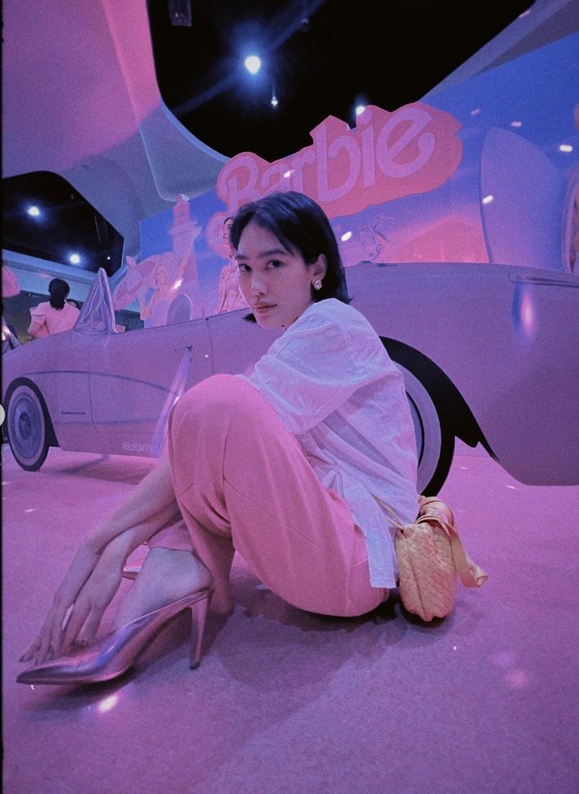 Alika Islamadina tampil dengan gaya preppy, memakai kemeja putih oversized dan celana pink fuchsia serta pointy shoes pink metalik. Foto: Instagram