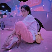 Alika Islamadina tampil dengan gaya preppy, memakai kemeja putih oversized dan celana pink fuchsia serta pointy shoes pink metalik. Foto: Instagram