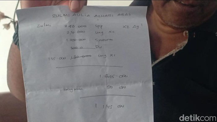 Ayah siswi MAN 1 Brebes menunjukkan rincian biaya yang belum dilunasi sehingga ijazah putrinya tertahan sejak 2021. Foto diunggah Kamis (20/7/2023).
