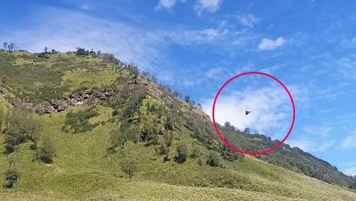 Benda terbang aneh atau UFO tertangkap di atas Bukit Teletubbies Bromo.