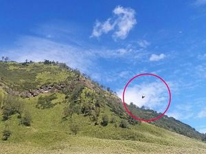 Wisatawan Bromo Potret UFO di Atas Bukit Teletubbies