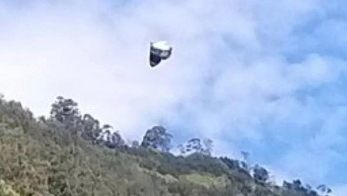 Benda terbang aneh atau UFO tertangkap di atas Bukit Teletubbies Bromo.