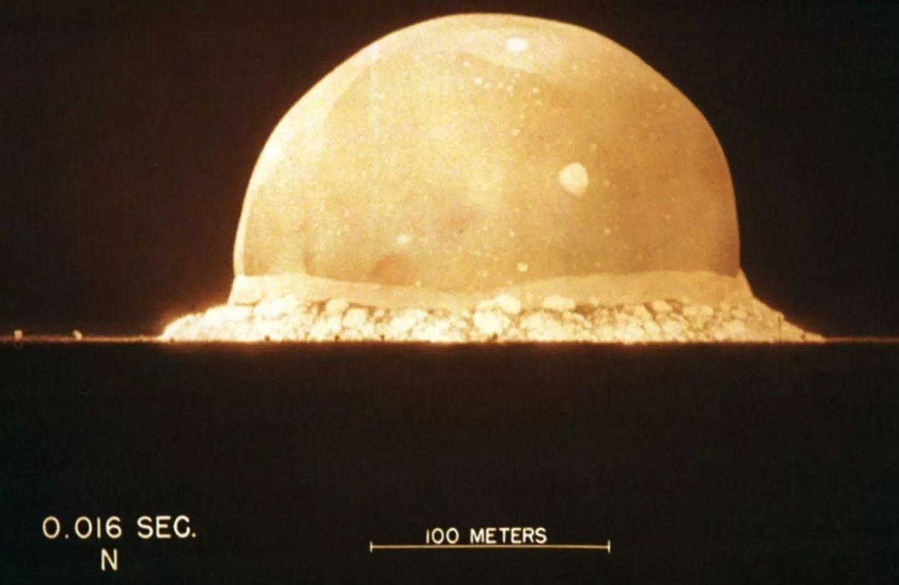 Bom atom pertama diuji pada dini hari tanggal 16 Juli 1945, di Situs Trinity di New Mexico. (Kredit gambar: Foto dipajang di museum Sains Bradbury, foto disalin oleh Joe Raedle)