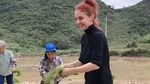 10 Potret Kebahagiaan Bule Kaya Dinikahi Anak Petani yang Kini Ikut Bertani
