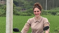 Karena iba, Kenon pun mentraktir Menus yang tidak punya uang untuk makan bersama.  (Foto: Dok. TikTok)