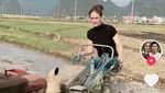 10 Potret Kebahagiaan Bule Kaya Dinikahi Anak Petani yang Kini Ikut Bertani