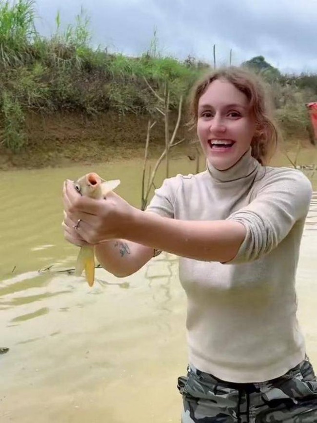 Ketika Menus menikmati makanan dengan lahap, wanita itu tak sadar ada makanan di pipinya. Kanon kemudian memberitahunya namun dengan bahasa tubuh menunjuk pipinya sendiri. Bahasa tubuh Kanon ini rupanya membuat Menus salah paham. Menus mengira Kanon minta dicium di pipi. Meski malu, Menus mencium pipi Kanon. Foto: Dok. TikTok