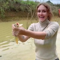 Ketika Menus menikmati makanan dengan lahap, wanita itu tak sadar ada makanan di pipinya. Kanon kemudian memberitahunya namun dengan bahasa tubuh menunjuk pipinya sendiri. Bahasa tubuh Kanon ini rupanya membuat Menus salah paham. Menus mengira Kanon minta dicium di pipi. Meski malu, Menus mencium pipi Kanon. Foto: Dok. TikTok