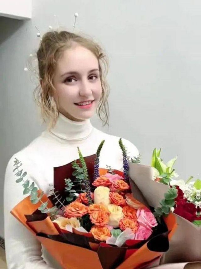 Kanon yang iba mentraktir Menus makan. Dari makan bersama dan mengobrol itu, Kanon mengetahui kalau Menus memiliki ayah yang berasal dari Italia dan ibunya keturunan Afrika Selatan. Karena pekerjaan ayahnya sebagai pebisnis, Menus kerap berpergian ke berbagai negara di Eropa dan Afrika Selatan. Keluarganya punya rumah di Venice dan Milan serta Johannesburg.  Foto: Dok. TikTok