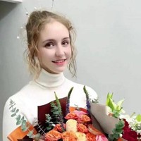 Kanon yang iba mentraktir Menus makan. Dari makan bersama dan mengobrol itu, Kanon mengetahui kalau Menus memiliki ayah yang berasal dari Italia dan ibunya keturunan Afrika Selatan. Karena pekerjaan ayahnya sebagai pebisnis, Menus kerap berpergian ke berbagai negara di Eropa dan Afrika Selatan. Keluarganya punya rumah di Venice dan Milan serta Johannesburg.  Foto: Dok. TikTok