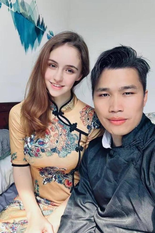 Takdir membawanya bertemu Menus, bukan melalui forum internet tempatnya kerap mengobrol dengan bahasa Inggris. Dia justru bertemu Menus di depan sebuah ATM. “Aku melihat seorang gadis di depan ATM sedang bingung dan menangis. Aku mendekatinya dan bertanya apa dia butuh bantuan. Dia tidak lancar berbahasa China,” kisah Kanon seperti dikutip Eva.vn. Foto: Dok. TikTok