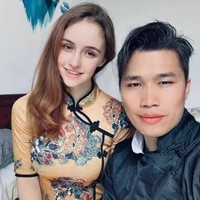 Takdir membawanya bertemu Menus, bukan melalui forum internet tempatnya kerap mengobrol dengan bahasa Inggris. Dia justru bertemu Menus di depan sebuah ATM. “Aku melihat seorang gadis di depan ATM sedang bingung dan menangis. Aku mendekatinya dan bertanya apa dia butuh bantuan. Dia tidak lancar berbahasa China,” kisah Kanon seperti dikutip Eva.vn. Foto: Dok. TikTok