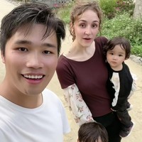 Penampilan bule cantik menjadi petani bermula dari viralnya kisah cinta pria bernama Kanon asal sebuah desa di Guangxi, China dengan wanita asal Italia bernama Menus viral di Negeri Bambu. Pria dengan nama asli Nong Chinh Hao itu membuat netizen iri karena memiliki istri cantik dan dua anak yang rupawan. Foto: Dok. TikTok