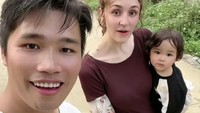 Kini mereka hidup bahagia di kampung dengan satu anak. (Foto: Dok. TikTok)