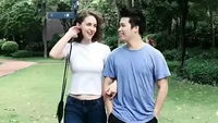 Ketika Menus menikmati makanan dengan lahap, wanita itu tak sadar ada makanan di pipinya. Kanon kemudian memberitahunya namun dengan bahasa tubuh menunjuk pipinya sendiri. Bahasa tubuh Kanon ini rupanya membuat Menus salah paham. Menus mengira Kanon minta dicium di pipi. Meski malu, Menus mencium pipi Kanon. (Foto: Dok. TikTok)
