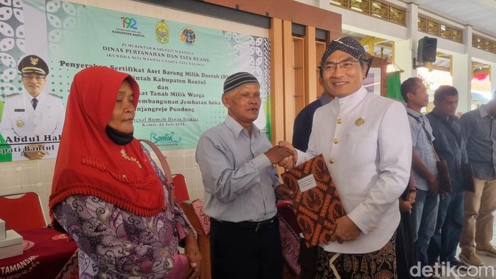 Bupati Bantul Abdul Halim Muslih menyerahkan sertifikat kepada warga terdampak pembangunan Jembatan Soka, Kamis (20/7/2023).