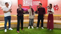 Brand Strategy & Experience Head CIMB Niaga Muhamad Firdaus Andjar (dari kiri) bersama Penyanyi sekaligus Dewan Juri Kejar Mimpi Rising Start Dee Lestari, dan tiga finalis terbaik (Top 3) Yurisana Septeasa, Arif Anwar, dan Evelyn Wijaya, menyanyikan lagu Kejar Mimpimu selepas mengumumkan tiga besar dari 20 orang finalis Audisi Tahap Kedua, di Jakarta, Kamis (20/7/2023).  