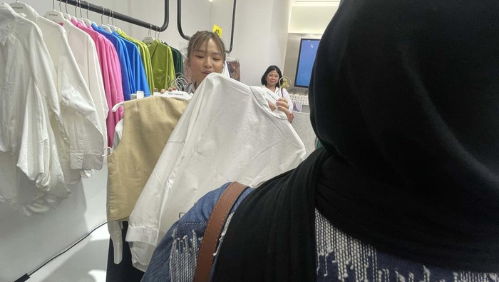 Cottonink membuka gerai di Plaza Indonesi. Gerai brand lokal ini untuk memperkuat pasa sekaligus mendekatkan diri dengan pelanggannya.