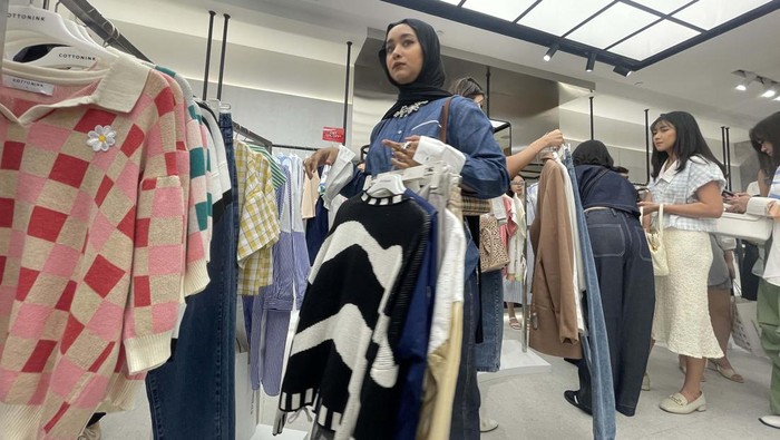 Cottonink membuka gerai di Plaza Indonesi. Gerai brand lokal ini untuk memperkuat pasa sekaligus mendekatkan diri dengan pelanggannya.