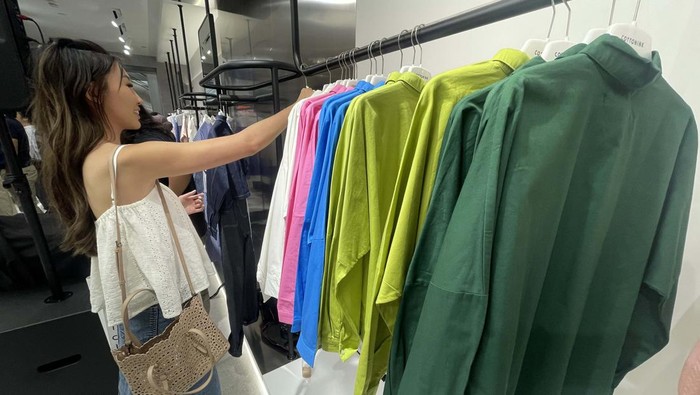 Cottonink Bidik Pasar di Plaza Indonesia Cottonink membuka gerai di Plaza Indonesi. Gerai brand lokal ini untuk memperkuat pasa sekaligus mendekatkan diri dengan pelanggannya.