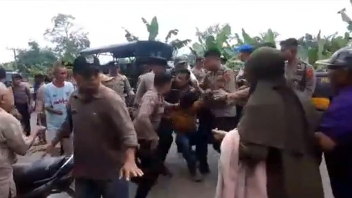 Suasana saat 26 warga Muaro Jambi, Jambi demo blokir jalan PT FPIL diamankan polisi.