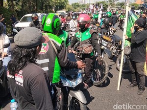 Duh! Sweeping Ojol Tak Ikut Demo di Surabaya Malah Bikin Jalan Tambah Macet