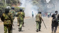 Media lokal melaporkan, beberapa orang ditembak, beberapa mungkin fatal, ketika pasukan keamanan dan demonstran memprotes tingginya biaya hidup dan kenaikan pajak bentrok di kota-kota di seluruh Kenya. Sekolah ditutup di ibu kota Nairobi, kota pelabuhan Mombasa dan Kisumu, kota terbesar ketiga di negara itu. REUTERS/Monicah Mwangi