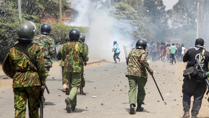 Riot police officers confront with demonstrators during an anti-government protest against the imposition of tax hikes by the government in Nairobi, Kenya July 19, 2023. REUTERS/Monicah Mwangi