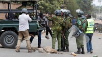 Dua putaran protes awal bulan ini berubah menjadi kekerasan ketika polisi menembakkan gas air mata, dan dalam beberapa kasus peluru tajam, ke arah kerumunan. Setidaknya 15 orang tewas dan ratusan ditangkap. REUTERS/Monicah Mwangi  