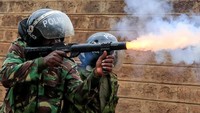 Pusat kota Nairobi sebagian besar sepi dengan banyak bisnis tutup, sementara polisi mendirikan pos pemeriksaan di jalan menuju State House, kediaman resmi Presiden William Ruto. REUTERS/Thomas Mukoya  