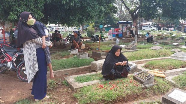 Tim berbuatbaik.id mengunjungi makan ibunda Alvino yang terletak di kawasan Jatinegara. Tim mengantar nenek, tante dan Alvino berziarah setelah 2 tahun tidak ditengok