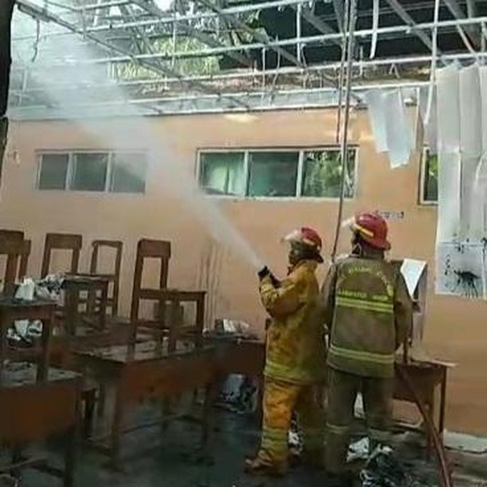 Dua ruang kelas di SD Negeri Jagabaya 04 Parungpanjang, Kabupaten Bogor terbakar. Kebakaran terjadi akibat ODGJ membakar sampah di sekitar sekolah. (dok Ist)