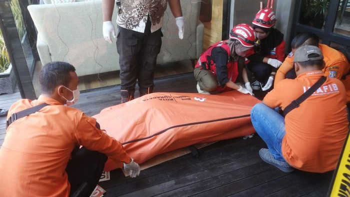 Evakuasi pria di Surabaya yang meninggal di restoran