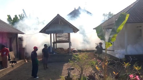 Pemberantasan nyamuk aedes aegypti dengan pengasapan di Gianyar, Bali, pada Kamis (20/7/2023).