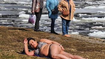 Berjemur di tengah suasana dingin. Foto: Alexander Petrosyan