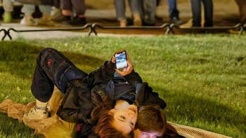 Sejoli menghabiskan waktu bersama di taman. Foto: Alexander Petrosyan